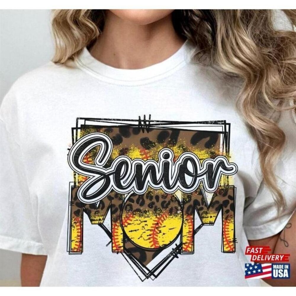 Stand Out Senior Softball Mom 2025 Player Game Fan Gift Unisex T-Shirt 90 - Picture 1 of 5